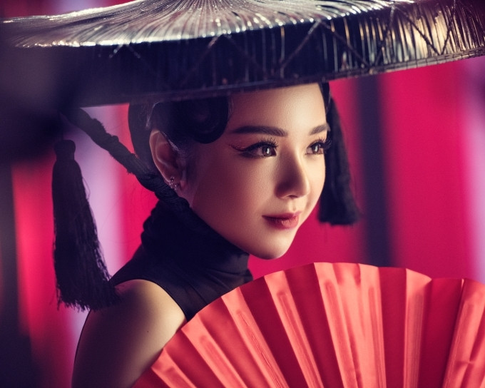 Nhiều khán giả chỉ trích Nhã Tiên mặc lố lăng, phản cảm. "Mặc áo dài thì mặc cái quần hộ em nha chị", "Mới ra MV làm ca sĩ mà ăn mặc phản cảm quá", "Em có thù với âm nhạc và thời trang hay sao"... là những bình luận của khán giả về phong cách của Nhã Tiên.