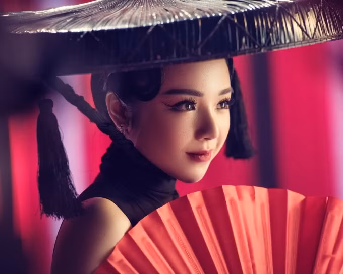 Nhiều khán giả chỉ trích Nhã Tiên mặc lố lăng, phản cảm. "Mặc áo dài thì mặc cái quần hộ em nha chị", "Mới ra MV làm ca sĩ mà ăn mặc phản cảm quá", "Em có thù với âm nhạc và thời trang hay sao"... là những bình luận của khán giả về phong cách của Nhã Tiên.