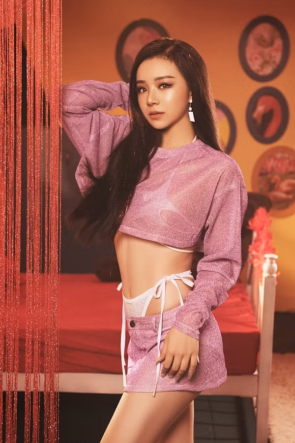 Dẫu vậy cô nàng thừa nhận, cô và ê-kíp cố tình mặc như vậy để gây chú ý vì phong cách của cô vốn sexy.