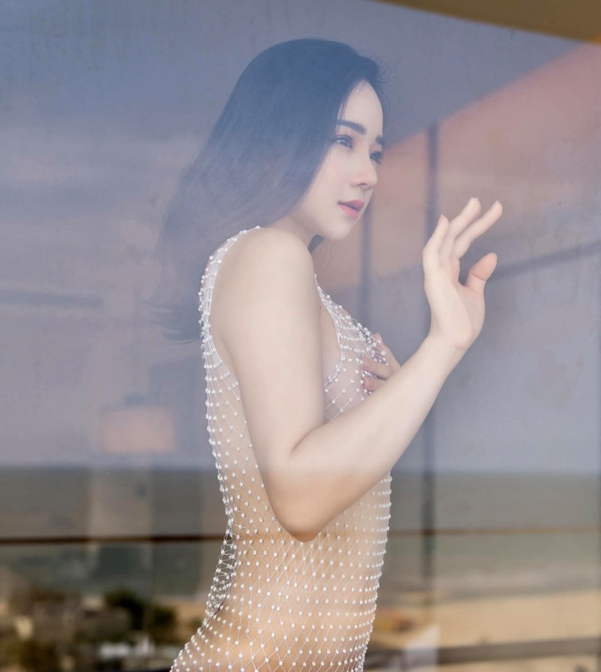 Nhã Tiên tên thật là Nguyễn Thủy Tiên, sinh năm 2000, quê Hưng Yên. Hot girl từng nổi tiếng với bức ảnh ngủ gật giữa sân trường và xuất hiện trong chương trình Nóng cùng World Cup 2018.