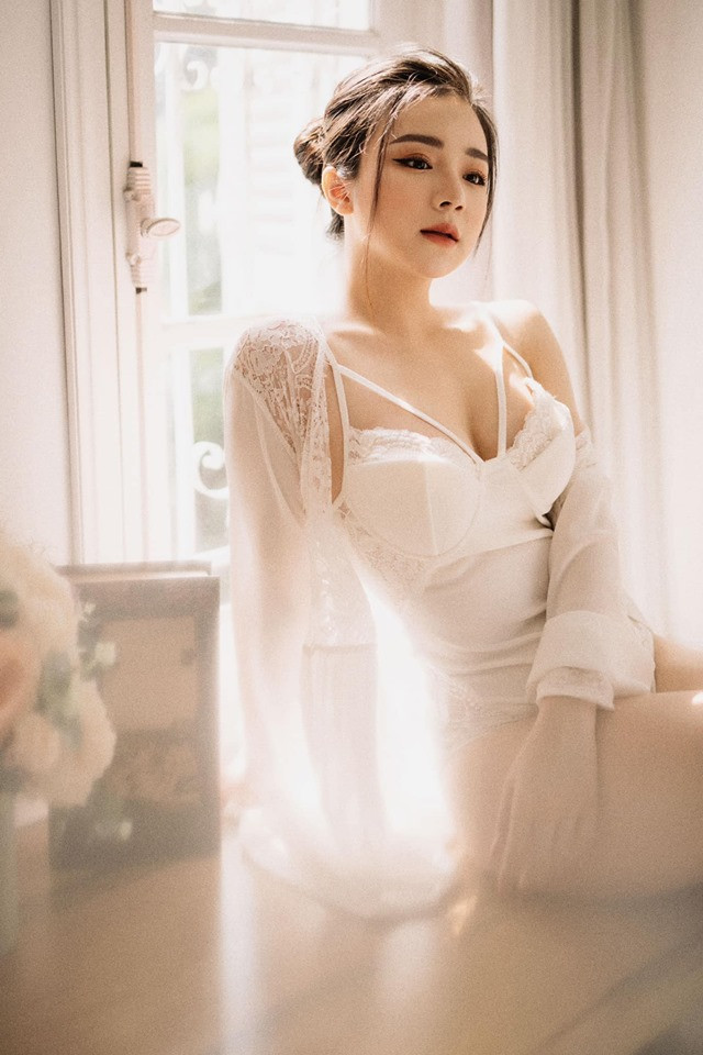 Trên trang cá nhân "hot girl ngủ gật" đăng nhiều ảnh ăn mặc mát mẻ, tạo dáng gợi cảm.