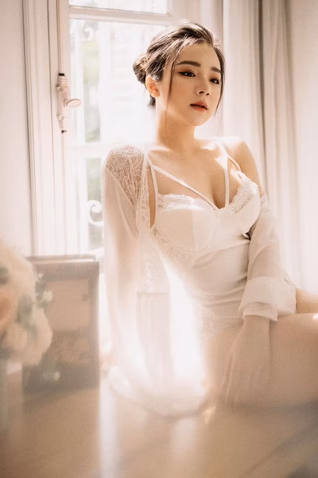 Trên trang cá nhân "hot girl ngủ gật" đăng nhiều ảnh ăn mặc mát mẻ, tạo dáng gợi cảm.