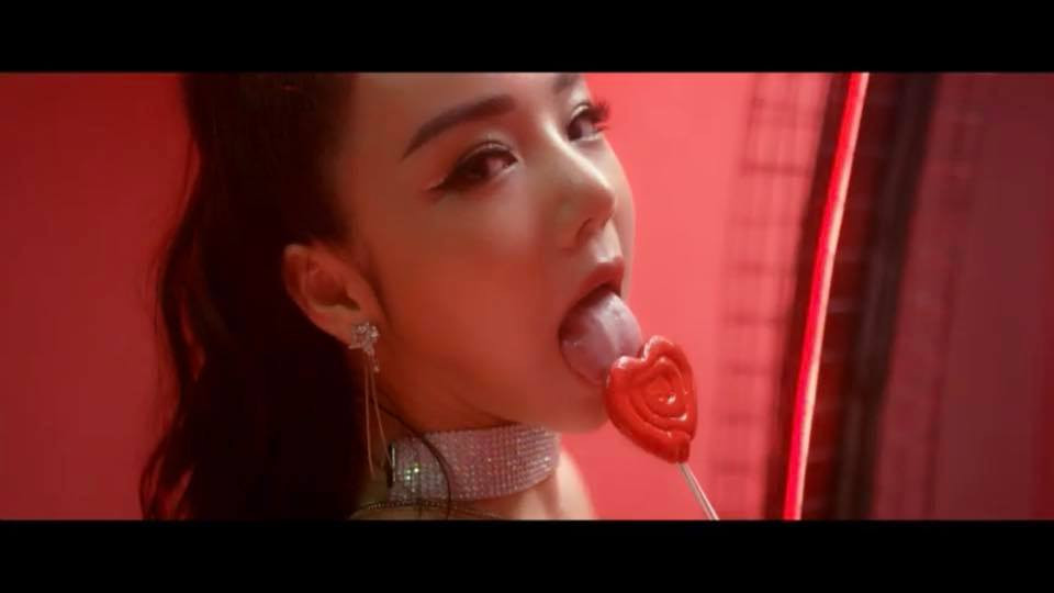 Những cảnh ăn mặc hở hang, nhảy sexy, hay khêu gợi thể này khiến cô nhận về không ít gạch đá.