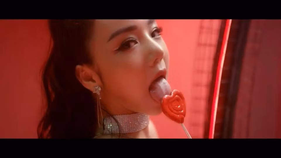 Những cảnh ăn mặc hở hang, nhảy sexy, hay khêu gợi thể này khiến cô nhận về không ít gạch đá.