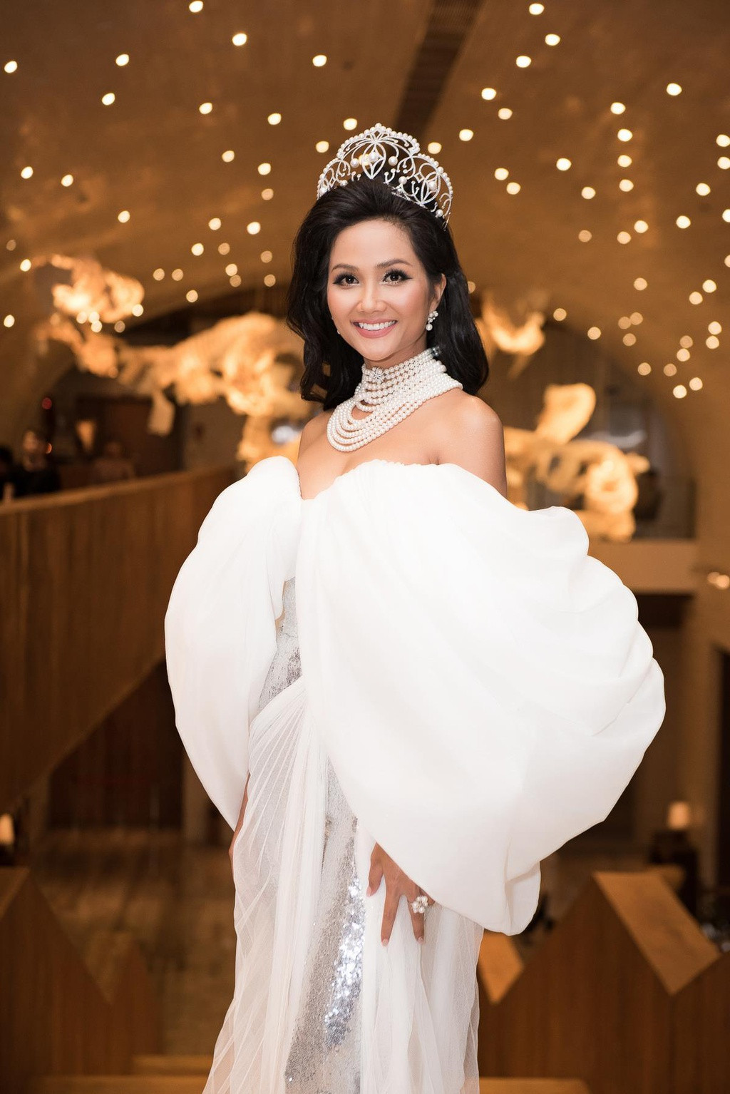 Sau khi đăng quang, người đẹp sinh năm 1992 xây dựng được hình ảnh đẹp với sự thân thiện, giản dị, cuộc sống sạch scandal.