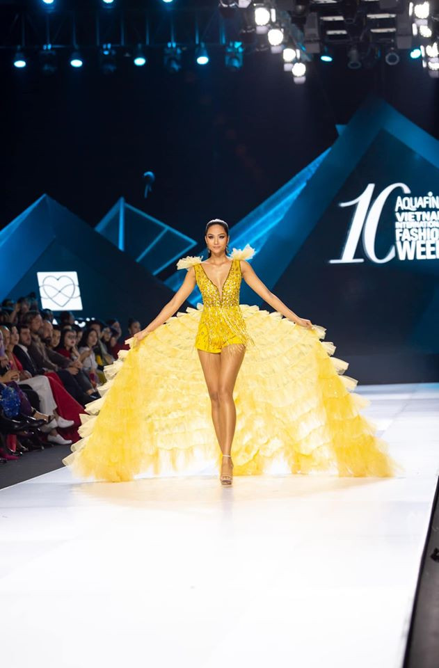 Cô xuất hiện lộng lẫy trên sàn diễn thời trang.