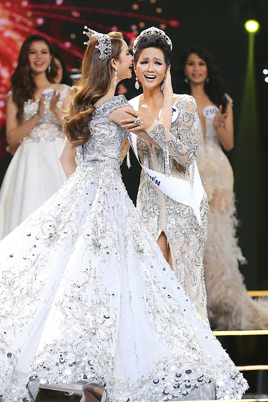 Thời điểm đăng quang Hoa hậu Hoàn vũ Việt Nam 2017, H'hen Niê gây bất ngờ cho khán giả. Chính cô cũng vỡ òa hạnh phúc không dám tin mình đoạt vương miện.