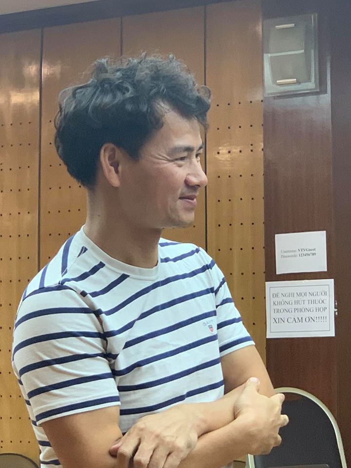 Xuân Bắc tập luyện cùng dàn nghệ sĩ.