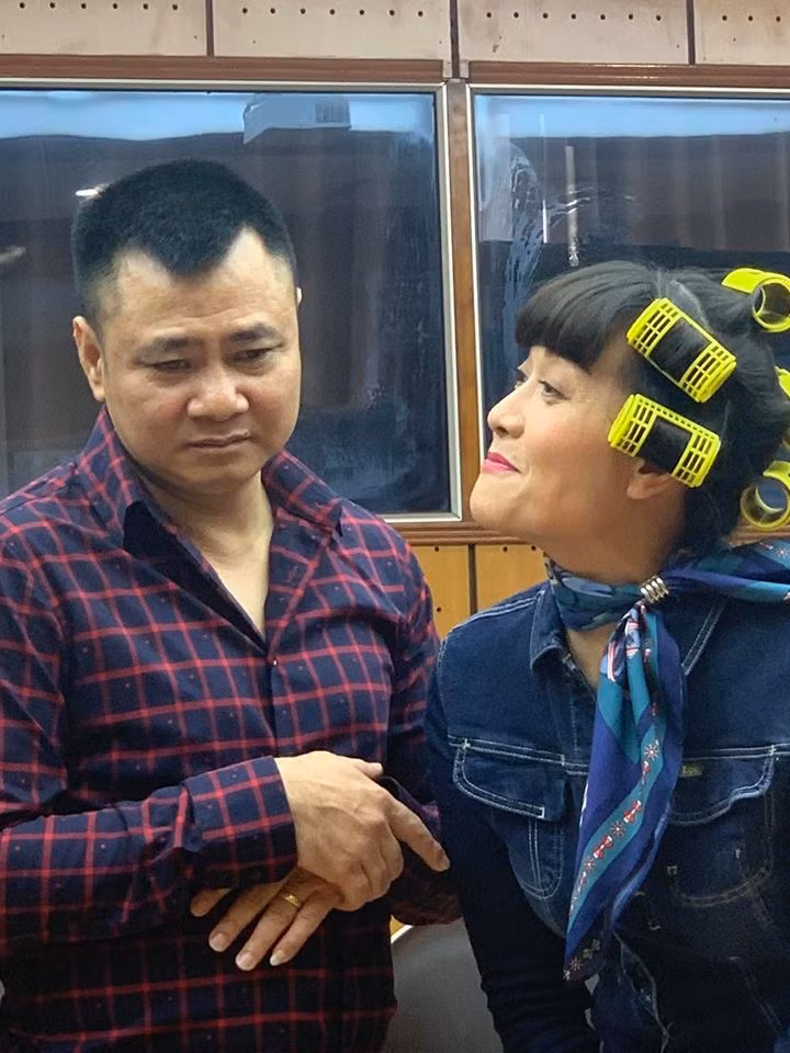 Trong buổi tập, các gương mặt quen thuộc của ê-kíp Táo quân đều xuất hiện.