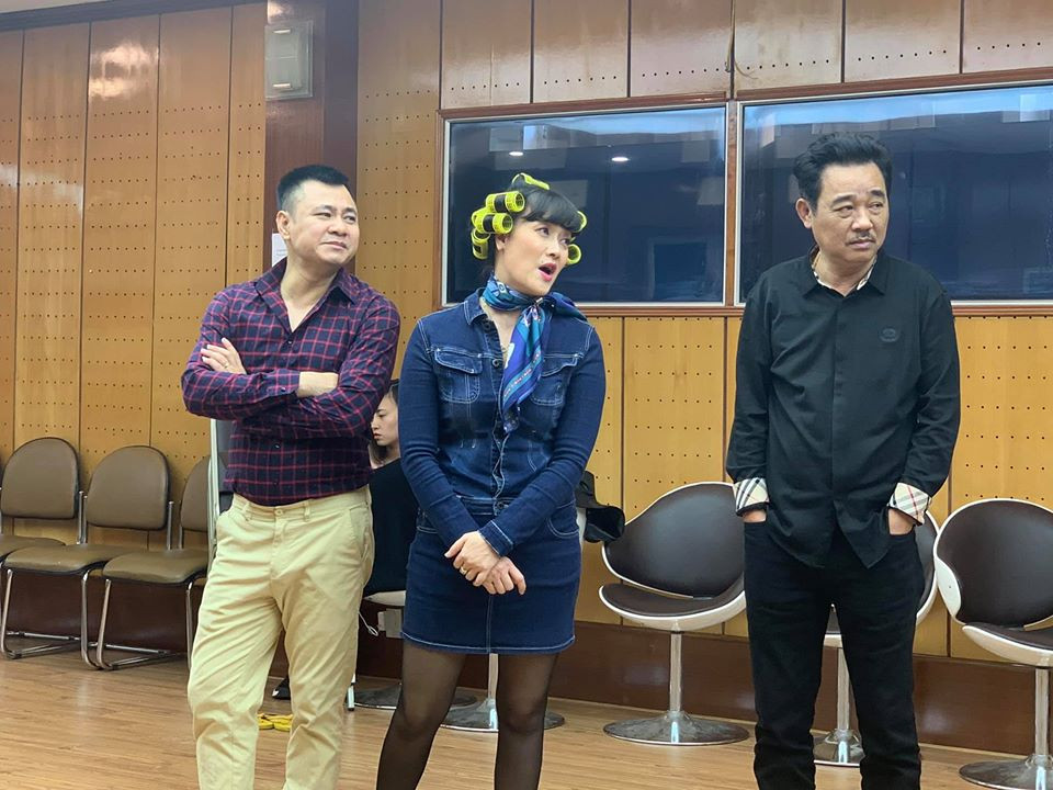 Sau khi loạt ảnh hậu trường được Chí Trung chia sẻ trên mạng, Vân Dung để lại bình luận hài hước: "Trời ơi, khiếp anh dìm hàng em...".