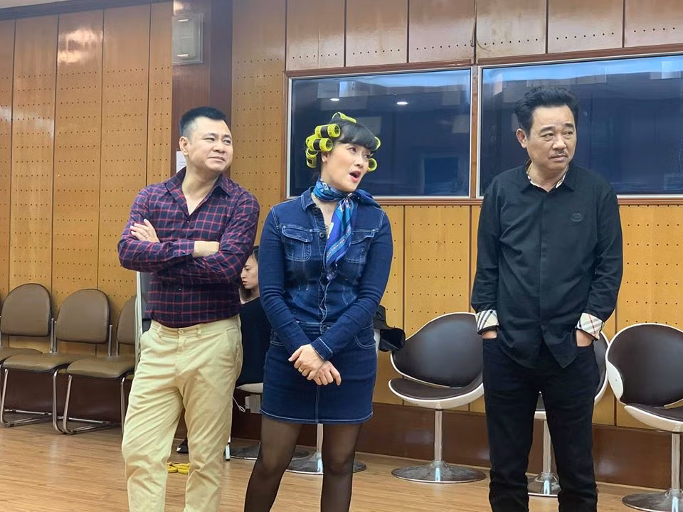 Sau khi loạt ảnh hậu trường được Chí Trung chia sẻ trên mạng, Vân Dung để lại bình luận hài hước: "Trời ơi, khiếp anh dìm hàng em...".