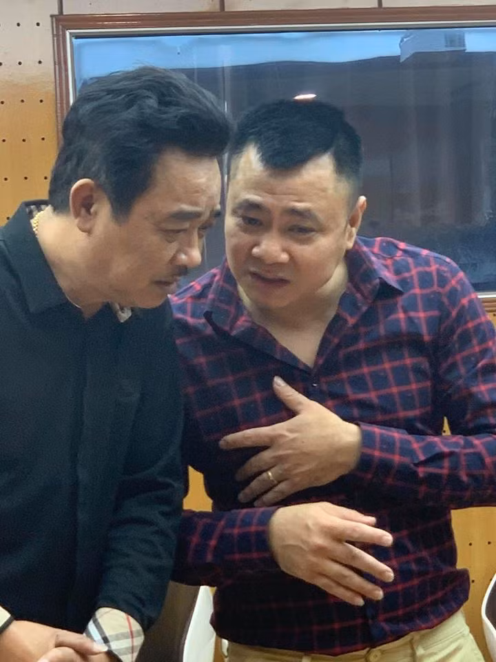 Trước đó, hé lộ về chương trình mới, đạo diễn Đỗ Thanh Hải cho biết đây vẫn là chương trình hài kịch, phản ánh những vấn đề của xã hội trong năm qua nhưng được thể hiện với format mới.