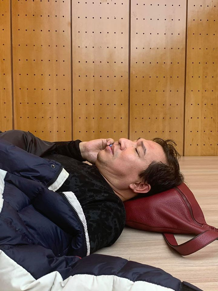 Nghệ sĩ Quang Thắng tranh thủ nghỉ ngơi. Được biết chương trình thay thế Táo quân sẽ phát sóng vào lúc 20h, ngày 30 Tết, tức 24/1/2020.