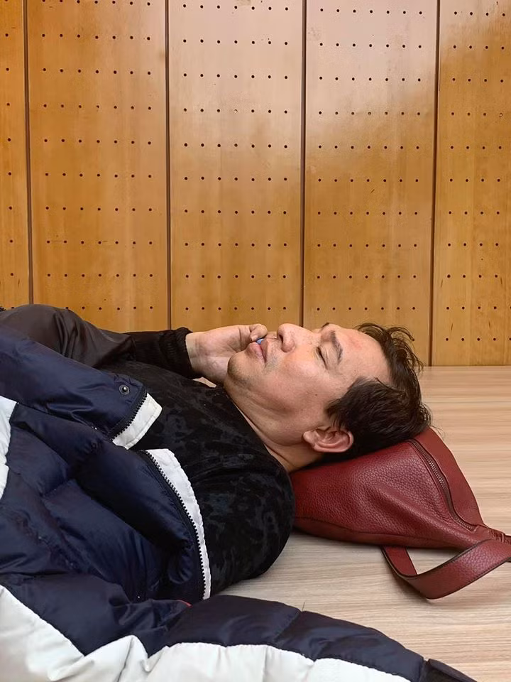 Nghệ sĩ Quang Thắng tranh thủ nghỉ ngơi. Được biết chương trình thay thế Táo quân sẽ phát sóng vào lúc 20h, ngày 30 Tết, tức 24/1/2020.