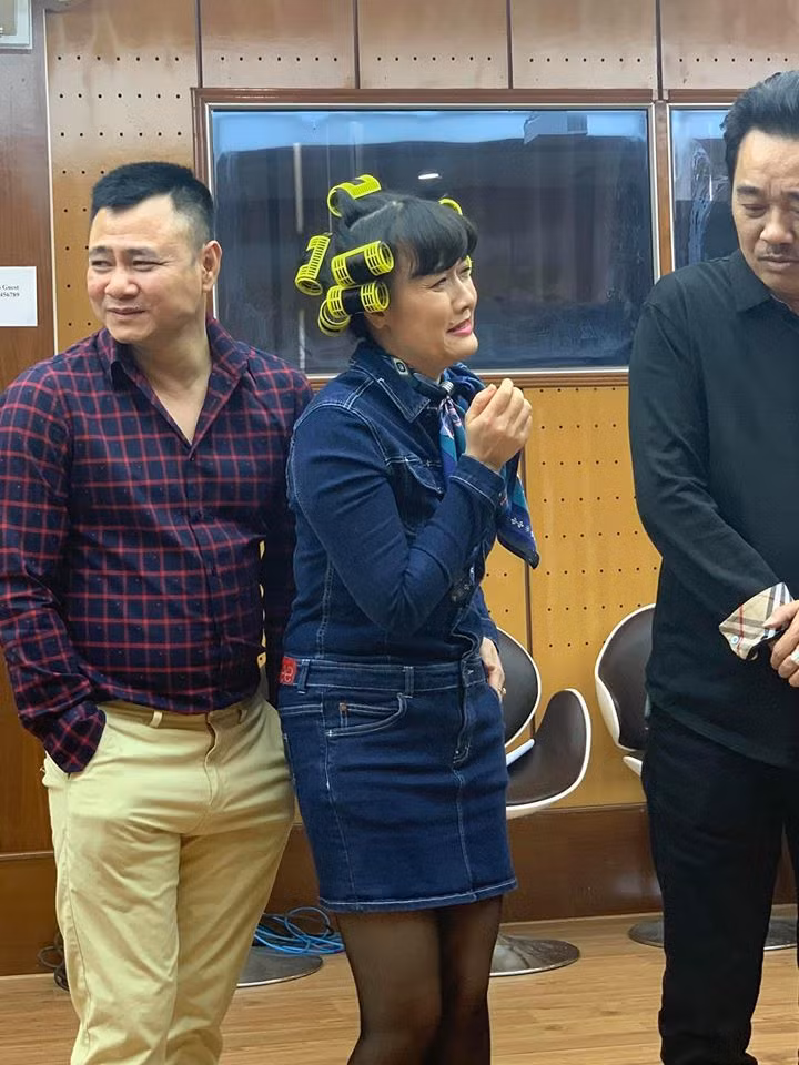 Vân Dung tóc quấn lô tập cùng Tự Long, Quốc Khánh.