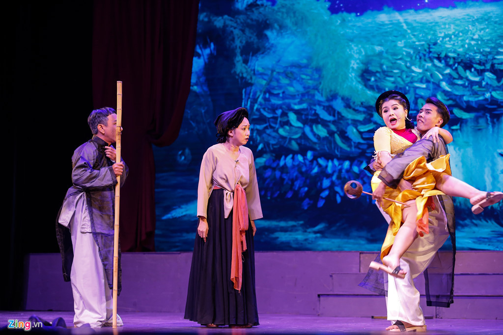 Chương trình được chia thành hai phần: phần đầu là sự kết hợp giữa cải lương với dân ca Bắc Bộ và bolero, phần thứ 2 là tuồng cổ. Với loạt ca cảnh mở đầu như Tát nước đầu đình, Lại nhớ người yêu - Dù anh nghèo, Em đẻ chồng ơi, khán giả được thưởng thức nghệ thuật cải lương theo phong cách vui tươi và đầy tính giải trí. Những mảng miếng hài được đan xen khéo léo qua các câu thoại, câu vọng cổ do tác giả Tô Thiên Kiều viết lời, mang đến tiếng cười cho khán giả.