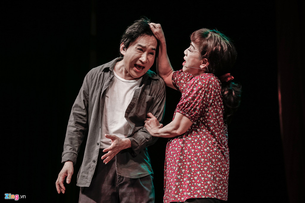 Tiết mục ca cải lương kết hợp giọng Huế Em đẻ chồng ơi khiến nhiều khán giả cảm thấy thích thú. Câu chuyện về một anh chồng lam lũ, nhà nghèo nhưng thích có nhiều con, hình ảnh bà vợ vác bụng bầu khệ nệ vốn không mới, nhưng lại vẫn khiến người xem phải bật cười.