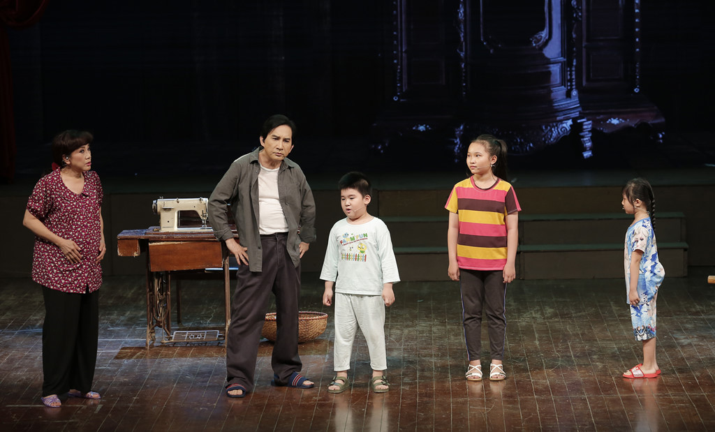 Sự góp mặt của các diễn viên nhí, trong đó có con trai 6 tuổi của NSƯT Kim Tử Long - Andy Khánh - nhận được tràng pháo tay cổ vũ nhiệt tình từ khán giả ngồi bên dưới. Andy Khánh từng nhiều lần đứng chung sân khấu với cha nên cậu bé không ngại ngùng trước đám đông. Khi được yêu cầu nán lại sân khấu và hát một bài, bé ngay lập tức đồng ý.