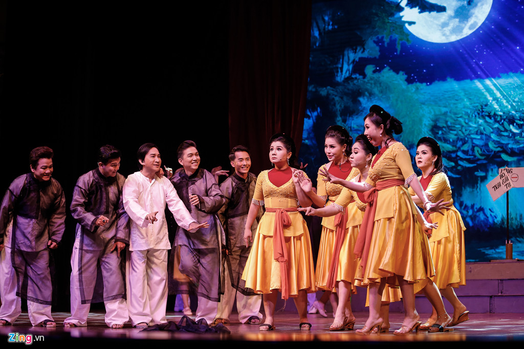 Ngay khi mở đầu đêm nhạc, Kim Tử Long chia sẻ đáng lẽ live show sẽ diễn ra tại Cung Văn hóa Hữu nghị Việt Xô với sức chứa hơn 1 nghìn khán giả, song vì sự cố không may, mọi thứ đành phải thay đổi. "Hôm nay, khán phòng này chỉ có khoảng 550 ghế ngồi, nhưng sự hiện diện của mọi người là niềm hạnh phúc của tôi và tất cả anh chị em nghệ sĩ. Chúng tôi đáp chuyến bay từ TP.HCM ra Hà Nội vào lúc 5h và tập từ sáng đến tối. Mong rằng nhiệt huyết của chúng tôi sẽ được khán giả ủng hộ", nghệ sĩ tâm sự.