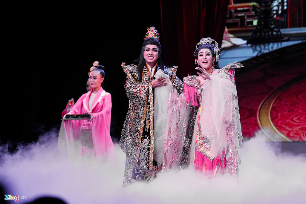 Sân khấu được dàn dựng cầu kỳ, trang phục của nghệ sĩ trong các trích đoạn cải lương lịch sử, hồ quảng lộng lẫy, đẹp mắt. Trích đoạn Tứ đại mỹ nhân: Dương Quý Phi - Điêu Thuyền - Tây Thi - Chiêu Quân, do các nghệ sĩ Minh Trường, Nhã Thy, Điền Trung, Lê Thanh Thảo, Lê Khanh, Hoàng Đăng Khoa, Bình Tinh, Trinh Trinh, Xuân Chúc thể hiện, cuốn hút khán giả ở những phút cuối.