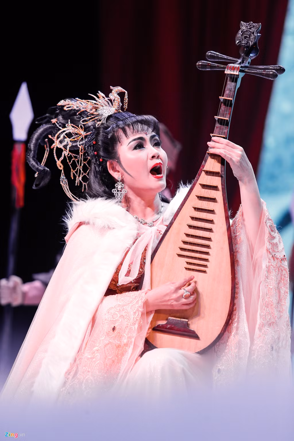 Khoảng 23h30, chương trình mới kết thúc (vì có phần nghỉ ở giữa), song đa số khán giả, trong đó có nhiều người lớn tuổi, vẫn ở lại để có thể thưởng thức trọn vẹn.