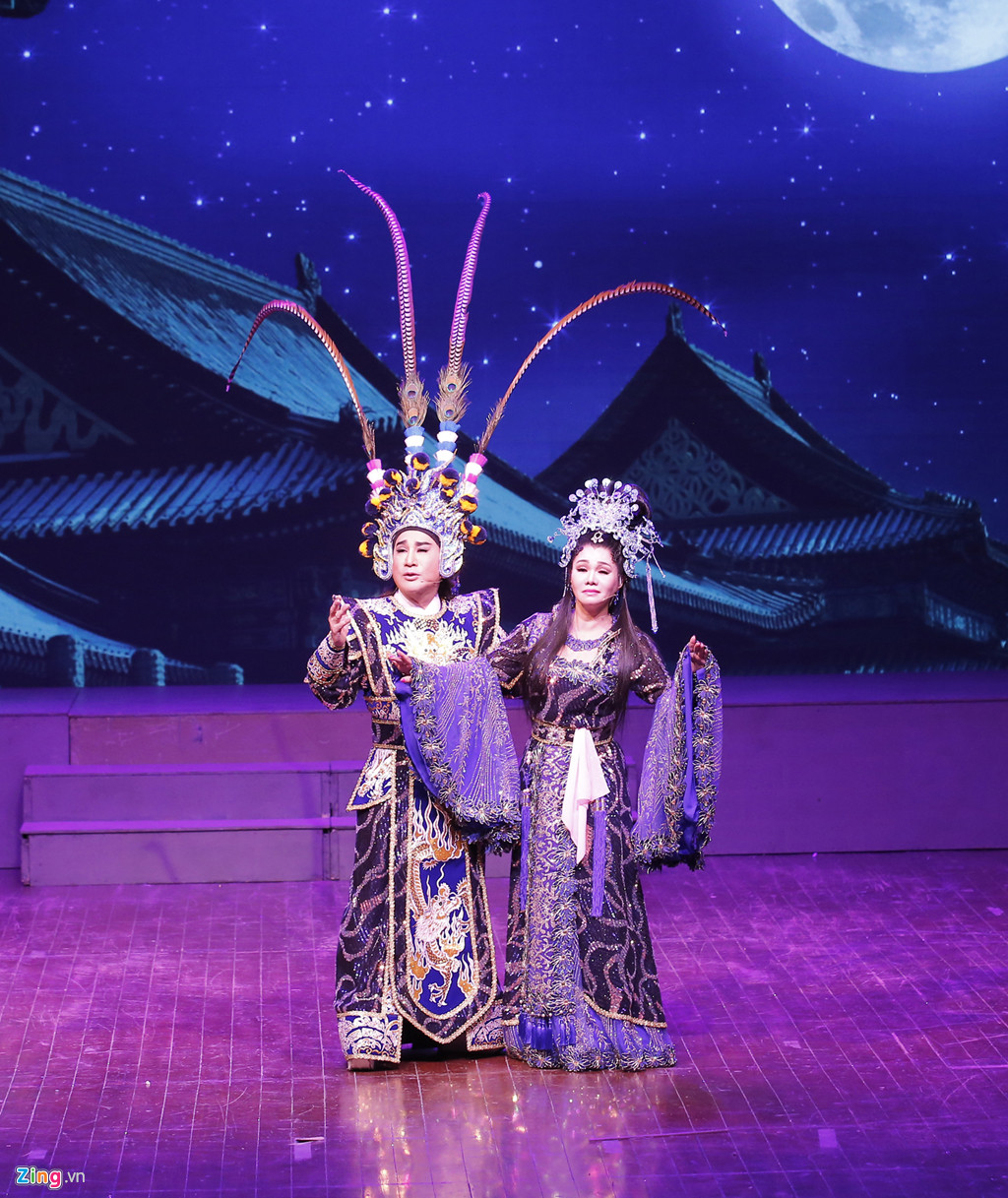 Ở phần tuồng cổ, "cặp tiên đồng, ngọc nữ" của sân khấu cải lương tiếp tục kết hợp trong tiết mục Gió lạnh biên thùy. Nếu như phần đầu mang đến tiếng cười, sự vui tươi, thì phần 2 mới là lúc khán giả được chìm đắm vào không gian cải lương đúng nghĩa, được "đã mắt, đã tai".