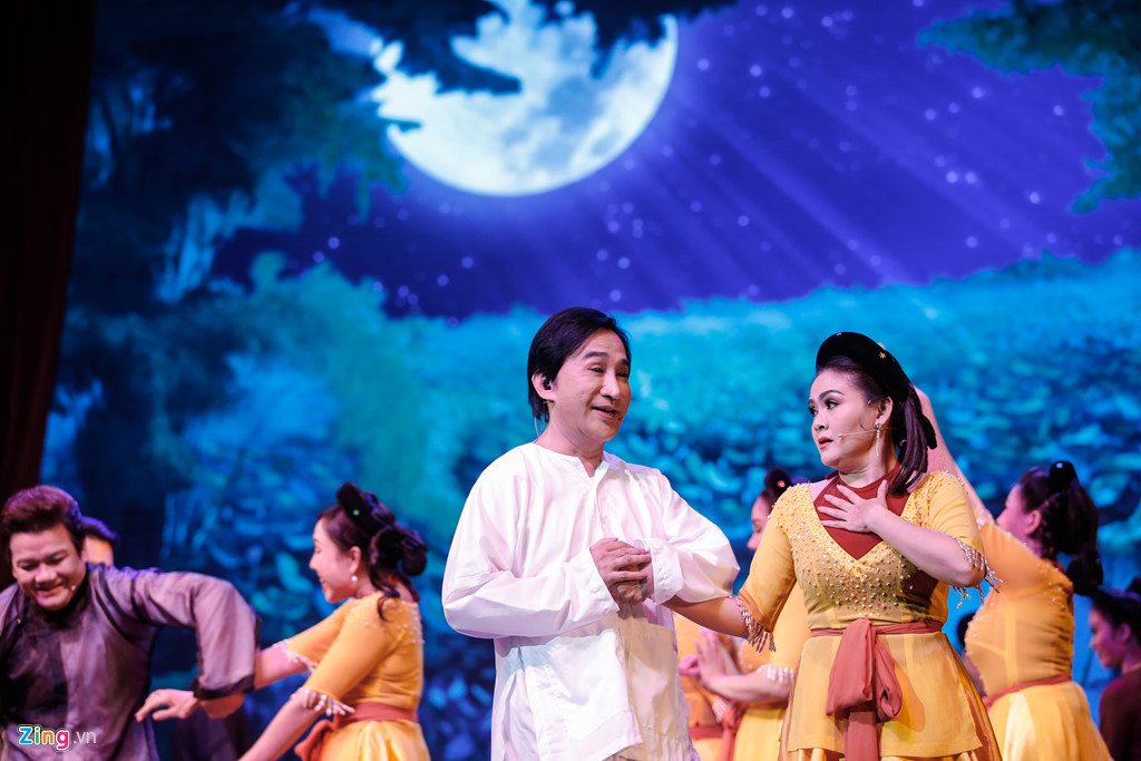 Vợ chồng NSƯT Kim Tử Long không biểu diễn tiết mục riêng, mà chỉ ghép đôi trong ca cảnh Tát nước đầu đình. Với khán giả miền Bắc, những câu hát như "Hôm qua tát nước đầu đình. Bỏ quên chiếc áo trên cành hoa sen. Em được thì cho anh xin, hay là em để làm tin trong nhà? Áo anh sứt chỉ đường tà, vợ anh chưa có mẹ già chưa khâu. Áo anh sứt chỉ đã lâu, mai mượn cô ấy về khâu cho cùng"... dường như đã quá quen thuộc và nằm lòng.