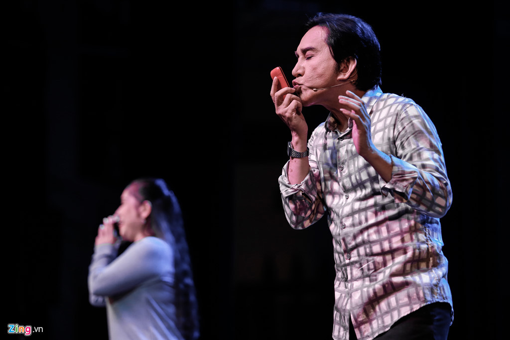 Live show Thánh đường sân khấu có MC dẫn truyện, vì thế Kim Tử Long gần như không trò chuyện, chỉ hát và biểu diễn. Song, nghệ sĩ 53 tuổi vẫn "khoe khéo" khiếu hài, lối ăn nói dí dỏm qua màn tương tác, tung hứng với các đồng nghiệp nữ như NSƯT Phượng Hằng, NSƯT Phương Hồng Thủy trên sân khấu.