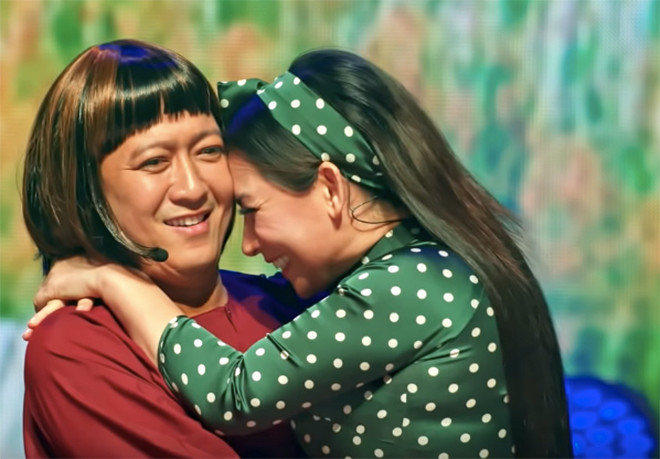 Ở phần đầu tiên vừa trình làng, Trường Giang đã lấy tiếng cười, nước mắt của khán giả với tiểu phẩm về cuộc tình trắc trở của chàng bảo vệ rạp hát tên “Chín” (Trường Giang đóng) và cô ca sĩ nổi tiếng Thúy Liễu (Phi Nhung).