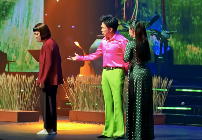 Cả hai đã có 2 năm gắn bó, âm thầm yêu thương nhau nhưng tình yêu của họ lại bị ông bầu ghê gớm (Chí Tài) ngăn cấm.