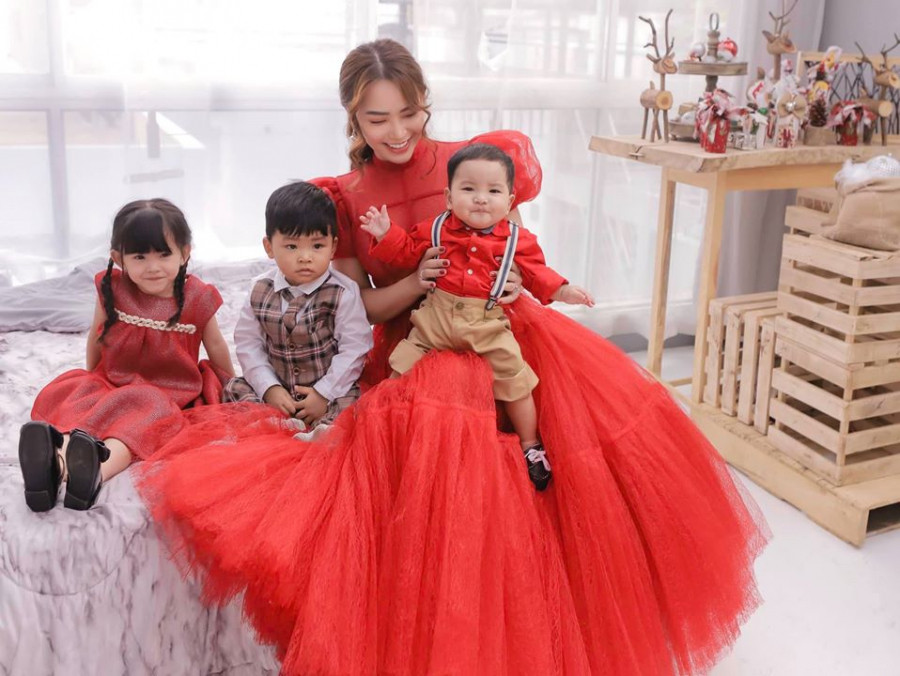 Trên trang cá nhân, nữ ca sĩ Hải Băng vừa chia sẻ loạt ảnh mừng Giáng sinh bên 3 em bé đáng yêu của gia đình là Kem, Koi và KiO. Đặc biệt chia sẻ kèm những bức ảnh này, Hải Băng cho biết sẽ “đóng sổ hộ khẩu” từ đây và không sinh thêm con nữa: “NOEL 2019…Noel năm nay là 1 noel đặc biệt với cả gia đình…đó chính là mẹ Băng ko phải vác cái bụng bự nữa…mà đóng sổ hộ khẩu với 3 thành viên #Tuệ #Phúc #Đức tại đây…1 năm đáng nhớ và đáng vinh danh”.