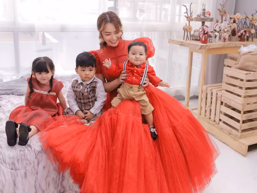 Hai Bang tung anh don Giang sinh ben 3 thien than, tuyen bo “dong ho khau”