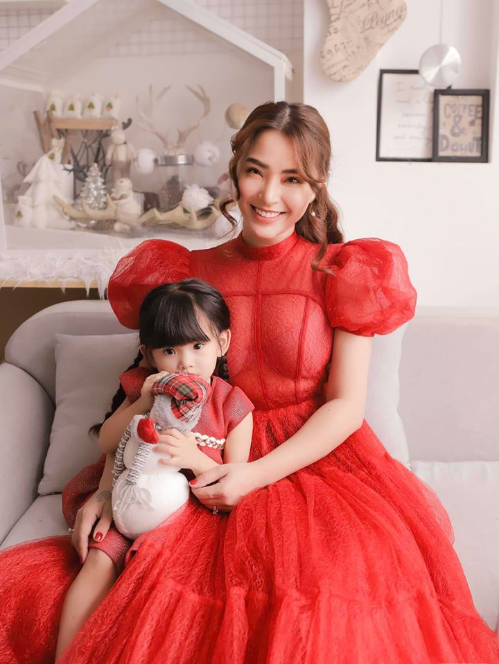 Nhiều người cho rằng Hải Băng có “máu liều” khi liên tục sinh con trong thời gian ngắn, tuy nhiên với bản năng làm mẹ và được sự giúp đỡ đồng hành từ chồng, nữ ca sĩ vẫn trải qua quá trình vượt cạn thành công và đang đảm nhận tốt công việc làm mẹ của 3 em bé xinh xắn, đáng yêu.