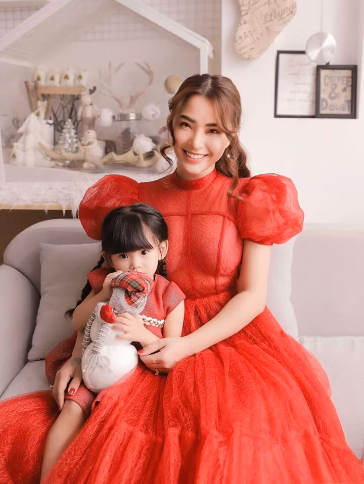 Nhiều người cho rằng Hải Băng có “máu liều” khi liên tục sinh con trong thời gian ngắn, tuy nhiên với bản năng làm mẹ và được sự giúp đỡ đồng hành từ chồng, nữ ca sĩ vẫn trải qua quá trình vượt cạn thành công và đang đảm nhận tốt công việc làm mẹ của 3 em bé xinh xắn, đáng yêu.