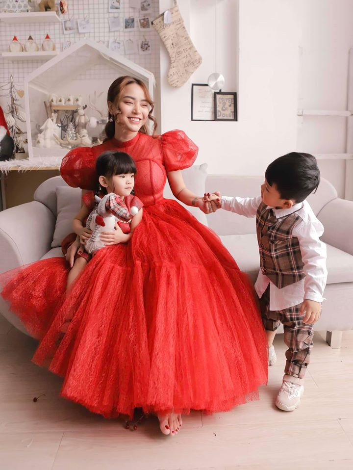 Chỉ trong 2 năm nữ ca sĩ “Viên đá nhỏ” đã hạ sinh 3 người con cho chồng khiến nhiều người vừa lo vừa khen ngợi cho sự hy sinh của Hải Băng.