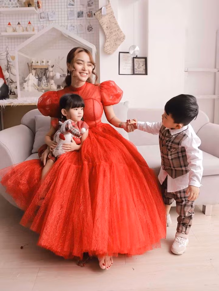 Chỉ trong 2 năm nữ ca sĩ “Viên đá nhỏ” đã hạ sinh 3 người con cho chồng khiến nhiều người vừa lo vừa khen ngợi cho sự hy sinh của Hải Băng.