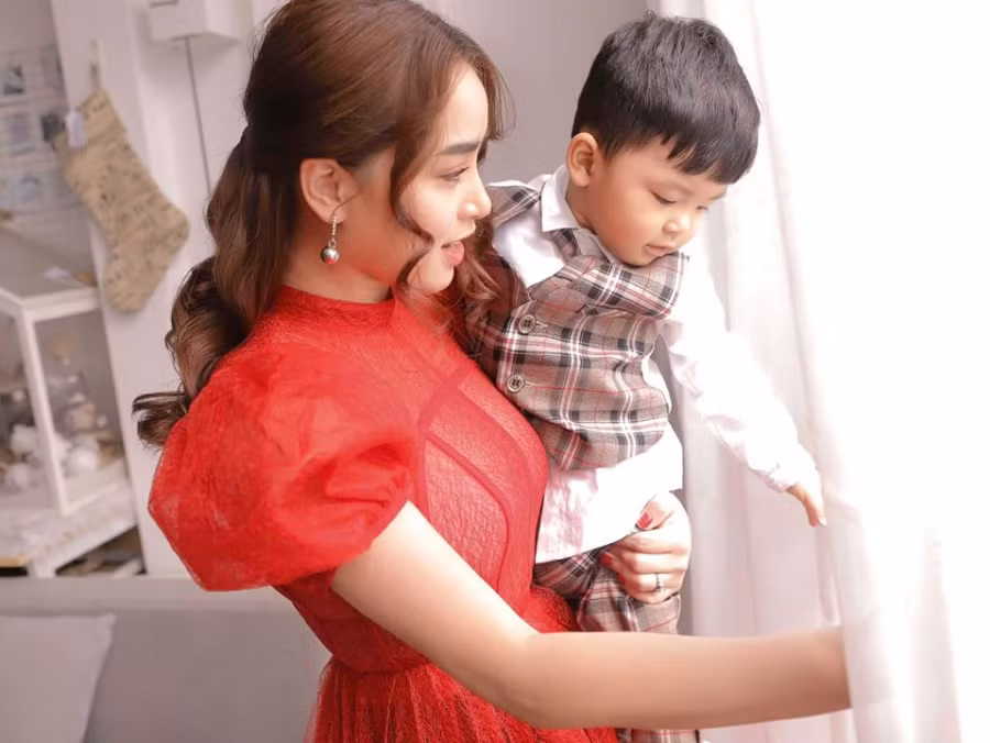  3 con của Hải Băng có tên thân mật là Kem, KOi và KiO. Tất cả đều thừa hưởng nhiều nét đẹp từ cả bố lẫn mẹ.