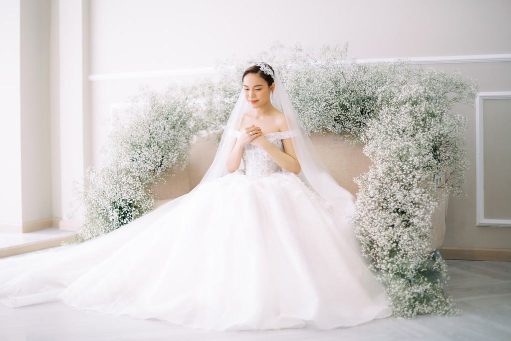 Gương mặt Giang Hồng Ngọc rạng ngời trong niềm hạnh phúc. Chia sẻ về chồng, quán quân Nhân tố bí ẩn cho biết Xuân Văn không phải đại gia, chỉ là công chức bình thường và kinh doanh riêng. Cô khẳng định vợ chồng độc lập, rõ ràng về tài chính. Ông xã Xuân Văn luôn ủng hộ công việc của vợ và động viên Giang Hồng Ngọc theo đuổi con đường ca hát.