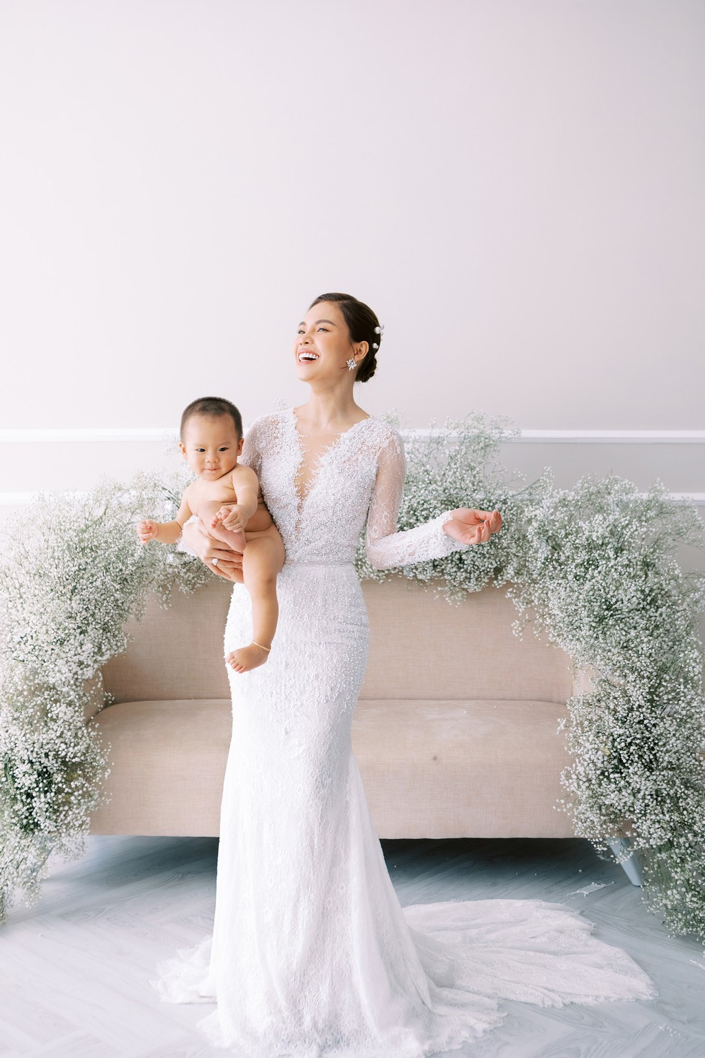 Giang Hồng Ngọc và ông xã đã tổ chức lễ ăn hỏi vào ngày 17/10 trong sự chứng kiến của những người thân và bạn bè.