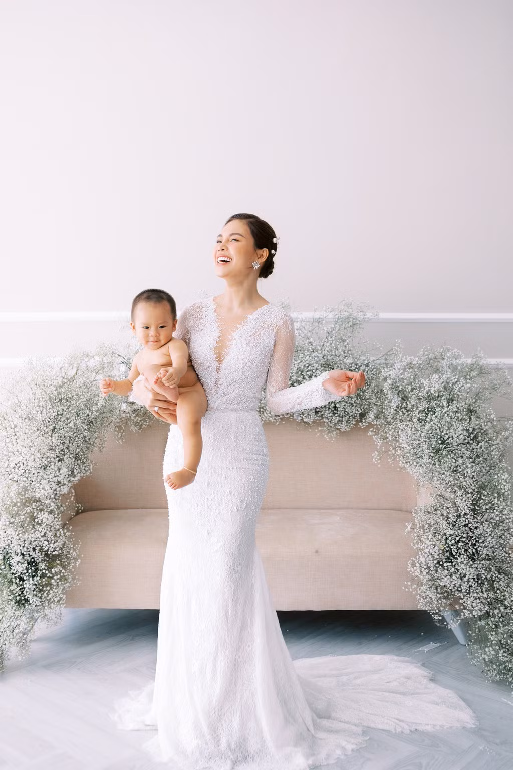 Giang Hồng Ngọc và ông xã đã tổ chức lễ ăn hỏi vào ngày 17/10 trong sự chứng kiến của những người thân và bạn bè.