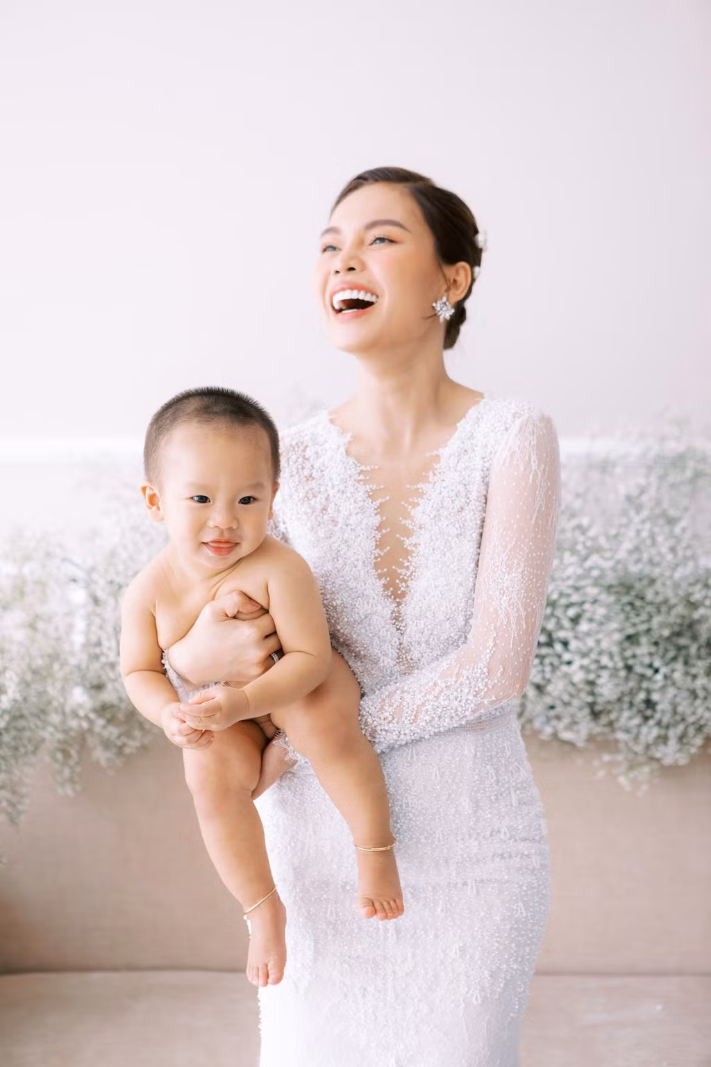 Cậu bé tỏ ra dạn dĩ và thường xuyên nở nụ cười đáng yêu. Trước đó, Giang Hồng Ngọc đã sinh con ở Mỹ vào cuối năm 2018.