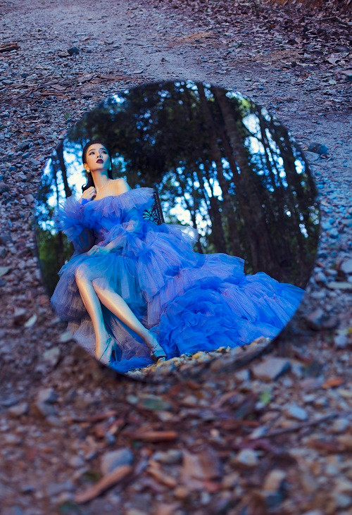 "Chúng ta ai cũng phải già, phải lão hoá vì đó là quy luật, nhưng chúng ta lại có quyền quyết định việc quy luật đó diễn ra nhanh hay chậm. Quyên thì không cho phép quy luật thời gian đối xử với mình một cách tàn nhẫn", "nữ hoàng phòng trà"' bày tỏ.