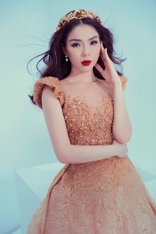 Trước đó, trong buổi gặp gỡ báo chí, Lệ Quyên chia sẻ, để độc diễn 30 bài trong một đêm nhạc kéo dài 3 tiếng đồng hồ là một thử thách cả về mặt trí não lẫn sức khỏe. Bởi vậy nữ ca sĩ phải rèn luyện "nội công thâm hậu" chuẩn bị cho liveshow.