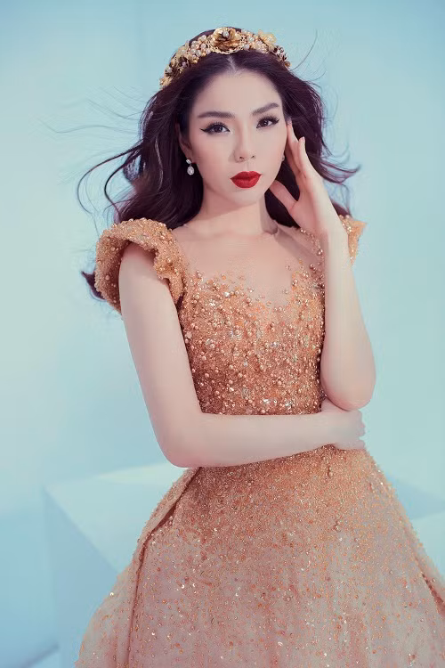 Trước đó, trong buổi gặp gỡ báo chí, Lệ Quyên chia sẻ, để độc diễn 30 bài trong một đêm nhạc kéo dài 3 tiếng đồng hồ là một thử thách cả về mặt trí não lẫn sức khỏe. Bởi vậy nữ ca sĩ phải rèn luyện "nội công thâm hậu" chuẩn bị cho liveshow.