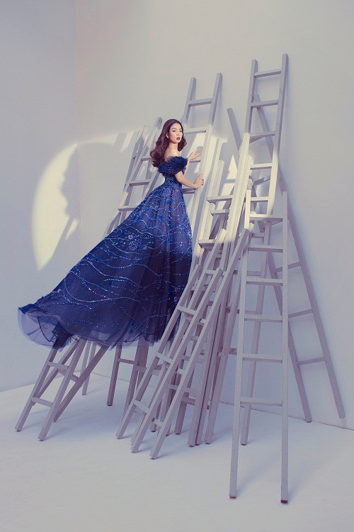 Dù sở hữu chiều cao khiêm tốn 1,55m, tuy nhiên với vòng eo con kiến và vóc dáng cân đối, nữ ca sĩ vẫn hút mắt khi chụp ảnh thời trang.