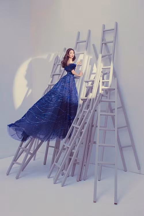 Dù sở hữu chiều cao khiêm tốn 1,55m, tuy nhiên với vòng eo con kiến và vóc dáng cân đối, nữ ca sĩ vẫn hút mắt khi chụp ảnh thời trang.