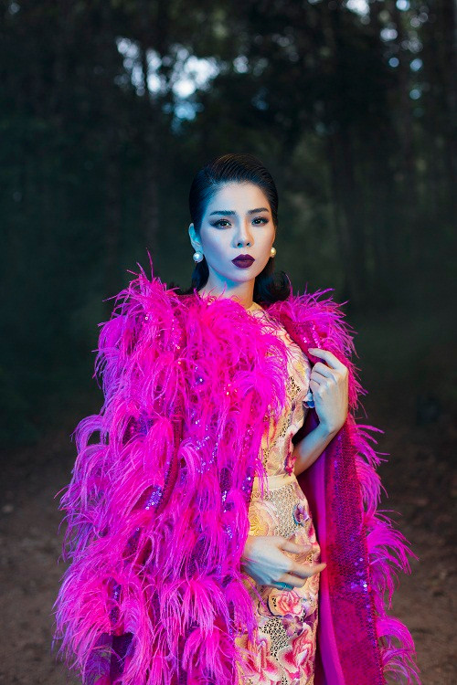 Đặc biệt, để chuẩn bị cho liveshow Lệ Quyên 20 năm ca hát - Q Show 2, nữ ca sĩ đã bước vào lịch trình tập luyện nghiêm ngặt và chuyên nghiệp nhất cùng với huấn luyện viên.