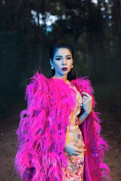 Đặc biệt, để chuẩn bị cho liveshow Lệ Quyên 20 năm ca hát - Q Show 2, nữ ca sĩ đã bước vào lịch trình tập luyện nghiêm ngặt và chuyên nghiệp nhất cùng với huấn luyện viên.