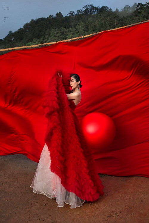 “Quyên thấy nếu mình có sức khoẻ tốt, thì trí tuệ và cảm xúc cũng vì thế mà khỏe theo. Nếu hôm nào cơ thể mệt mỏi hay uể oải, bạn sẽ thấy tinh thần mình rất xuống, suy nghĩ thì lười biếng và tay chân thì không muốn động đậy. Mỗi lúc như vậy, mình sẽ cảm thấy cuộc sống rất trì trệ và bế tắc. Mà người làm nghệ thuật như Quyên muốn sáng tạo và thăng hoa thì không được phép để cơ thể rơi vào tình trạng ấy", nữ ca sĩ chia sẻ.