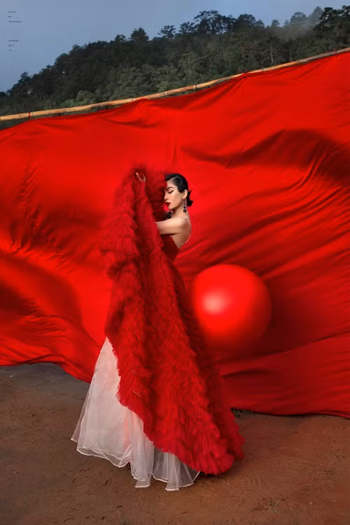 “Quyên thấy nếu mình có sức khoẻ tốt, thì trí tuệ và cảm xúc cũng vì thế mà khỏe theo. Nếu hôm nào cơ thể mệt mỏi hay uể oải, bạn sẽ thấy tinh thần mình rất xuống, suy nghĩ thì lười biếng và tay chân thì không muốn động đậy. Mỗi lúc như vậy, mình sẽ cảm thấy cuộc sống rất trì trệ và bế tắc. Mà người làm nghệ thuật như Quyên muốn sáng tạo và thăng hoa thì không được phép để cơ thể rơi vào tình trạng ấy", nữ ca sĩ chia sẻ.